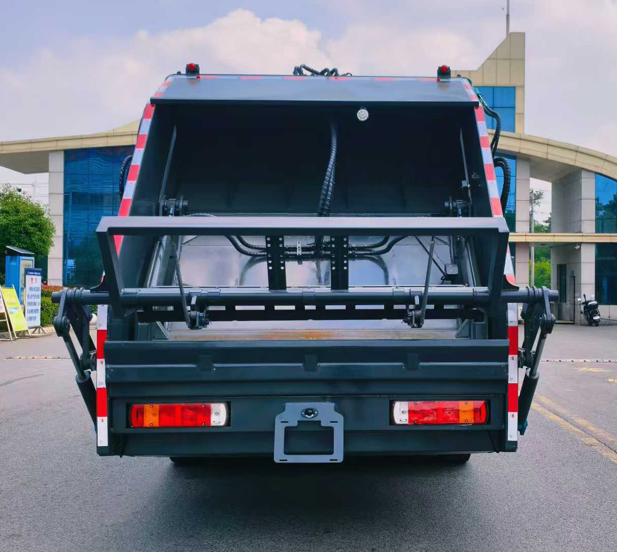 福田歐曼15方純電動壓縮式垃圾運輸車圖片5