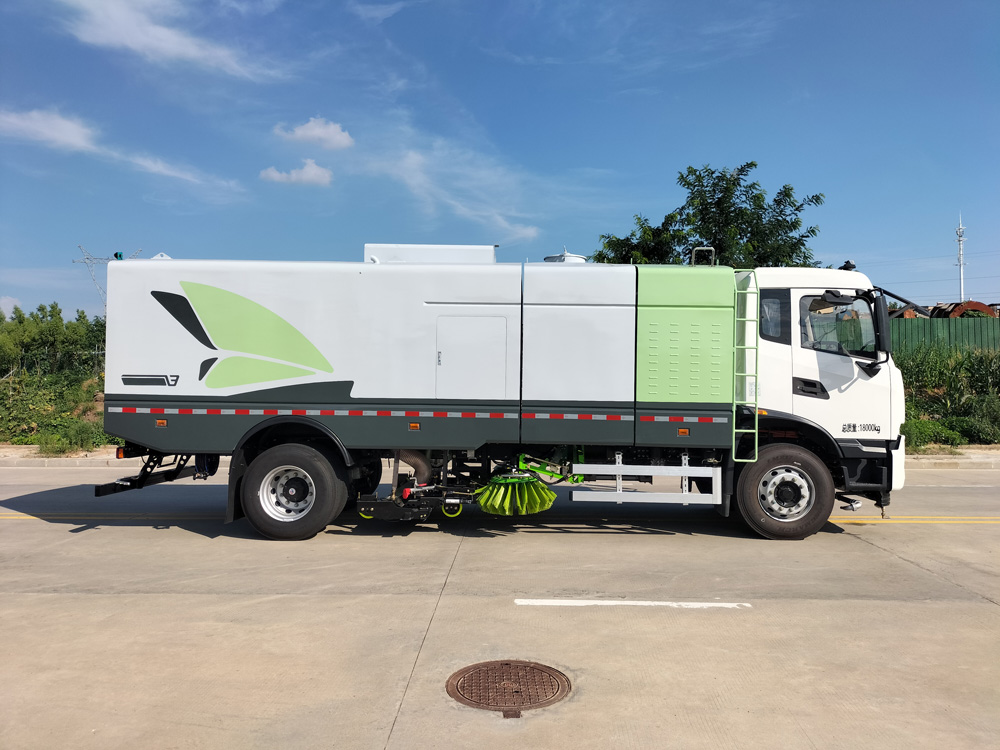 新款東風(fēng)4x2純電動16m3道路清掃車多功能綠色灑水吸塵器電動汽車圖片3