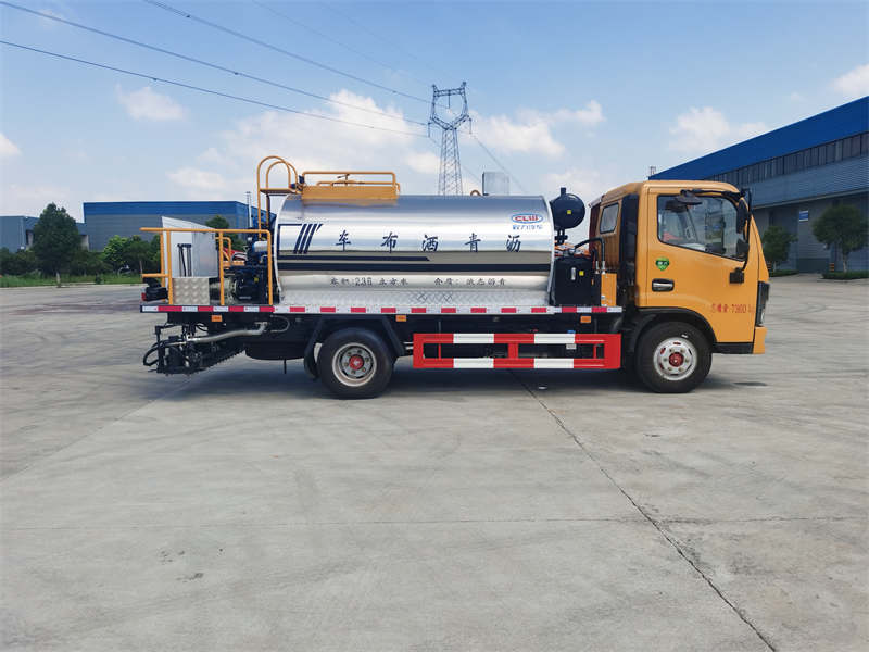 東風(fēng)小多利卡高端瀝青灑布車(chē)圖片3