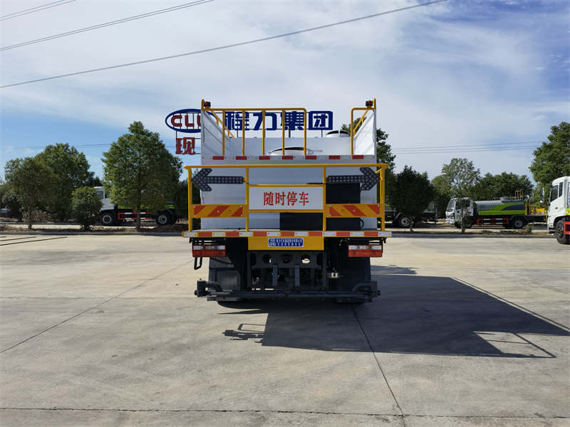 東風(fēng)大多利卡水泥凈漿灑布車圖片5